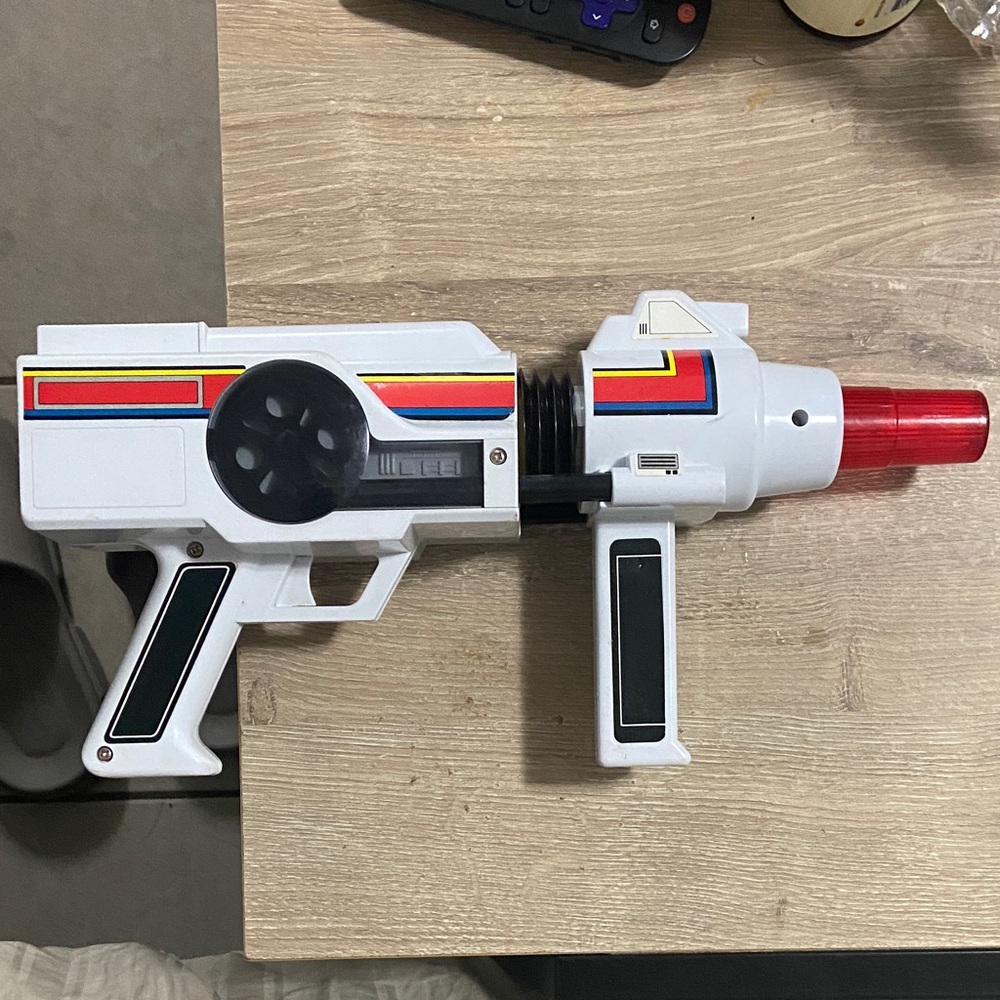 VINTAGE SPACE LASER ELECTRONIC GUN TOY ASTRONAUT ALIEN BLASTER FLASHING BARREL